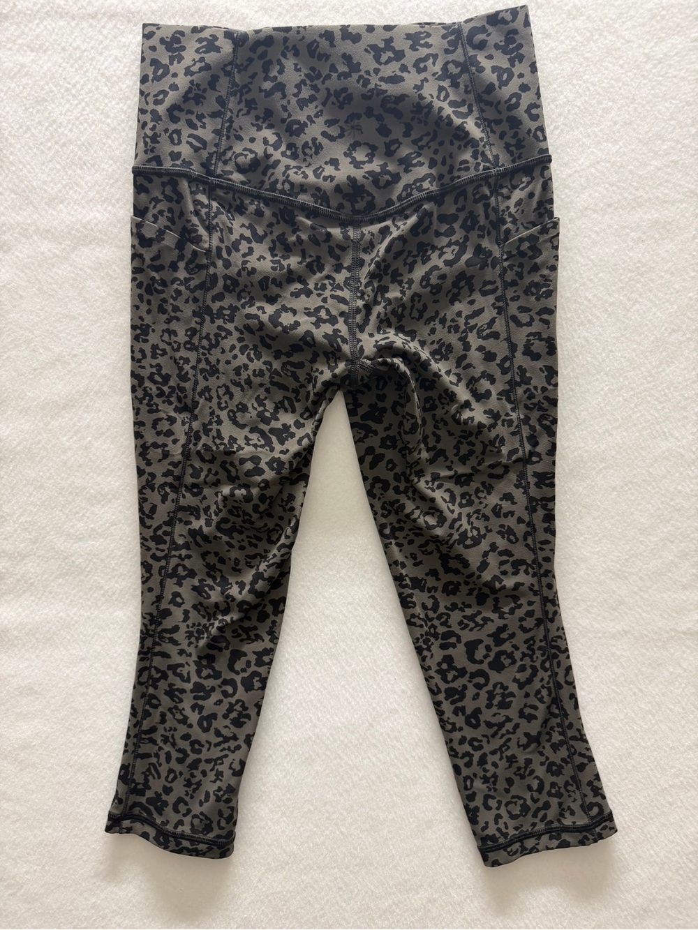 Athleta Salutation ll Capri Leopard Print Leggings - Black/Gray Size-Small - Picture 3 of 7